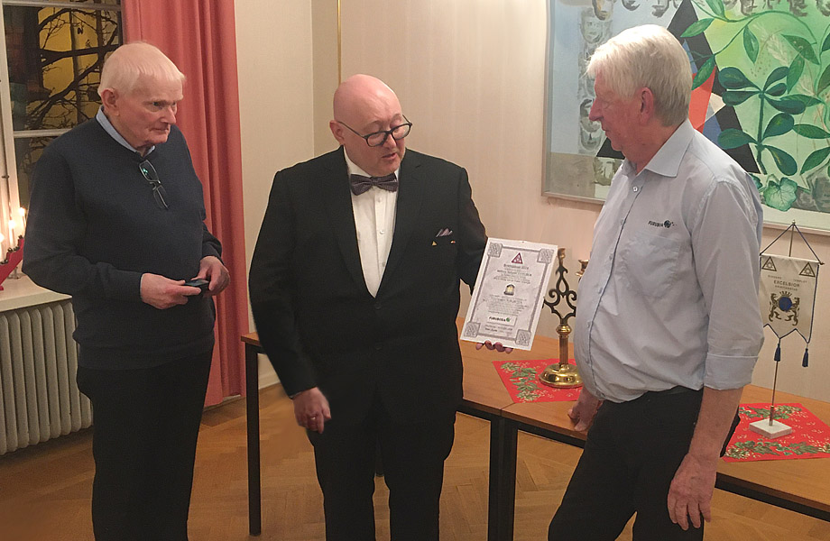 Lennart Och Peder överräcker Diplom Till Paul Skogh Från Fureboda