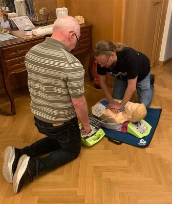 Mats och Per använder en hjärtstartare