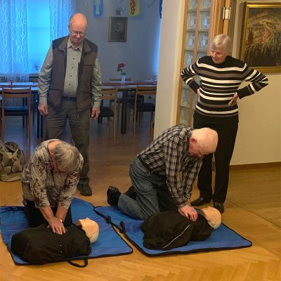 Vera och Lennart gör HLR-komparationer